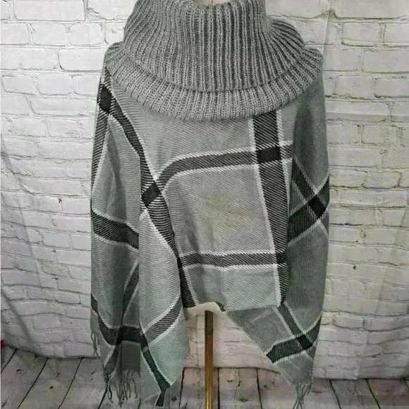 APT 9 Gray Plaid Printed Poncho, turtle neck, One Size - Picture 3 of 5